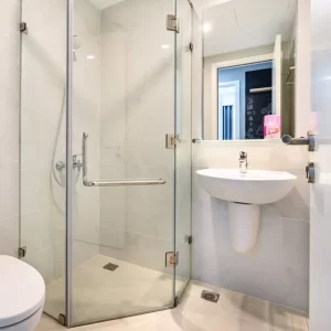 Thi Công Phòng Tắm Kính Vát Góc