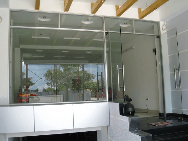 Cửa-kính-cường-lực-bản-lề-sàn-là-gì