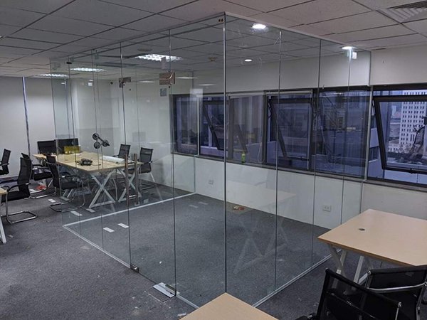 Mẫu vách kính cường lực văn phòng