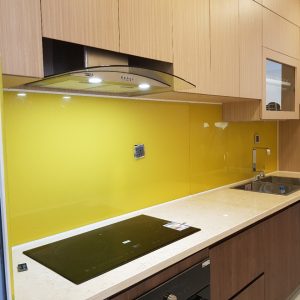 Thi Công Kính Màu Ốp Bếp