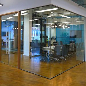 Thi công vách kính cường lực